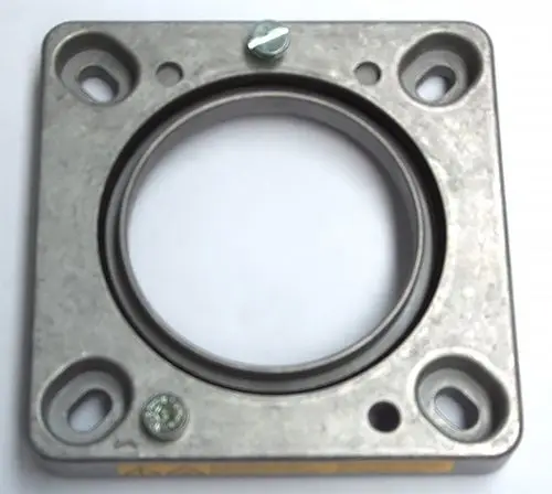 Flansch aus Metall mit zentraler Öffnung, mehreren Befestigungslöchern und einer Schraube. Teil eines Daikin-Systems zur Verbindung und Abdichtung.